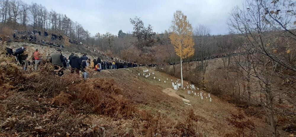 Ukopan Muamer Zukorlić u Orlju kod Tutina: Hiljade ljudi oprostilo se od muftije