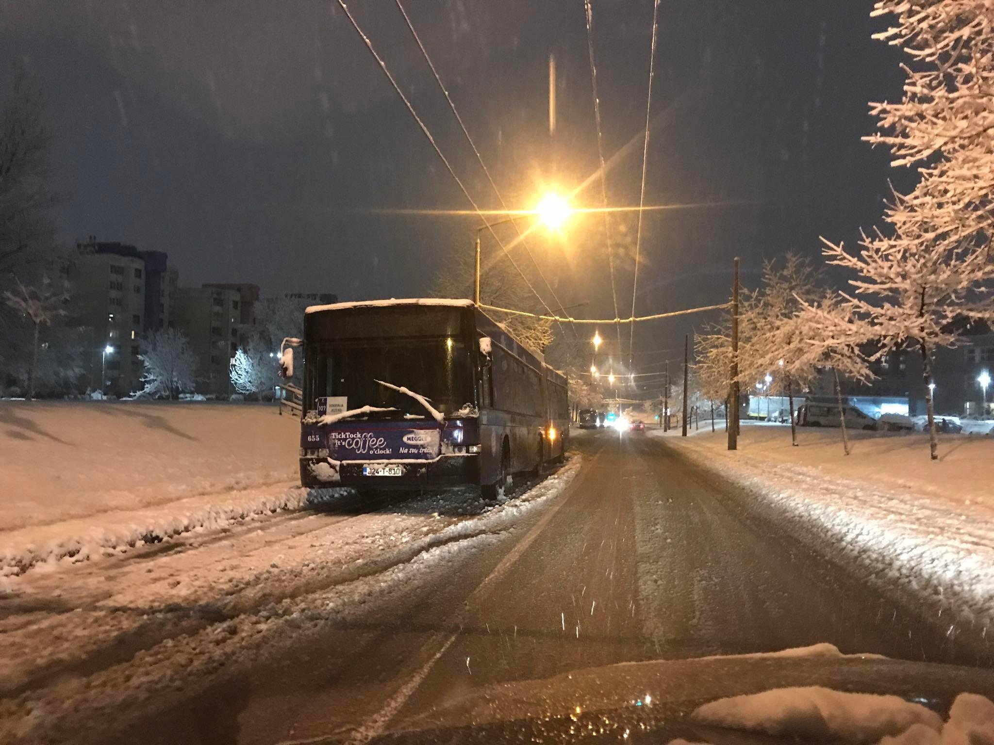Trolejbusi i autobusi zapeli u snijegu - Avaz