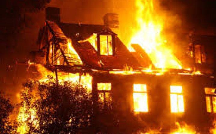 Čovjek stradao u stravičnom požaru: Dodao benzin da lakše naloži vatru, pa zapalio cijelu kuću