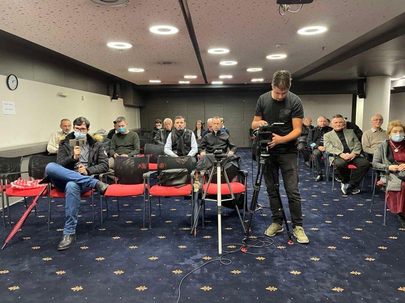 Obraćanje novinarima uz Sarajevu - Avaz