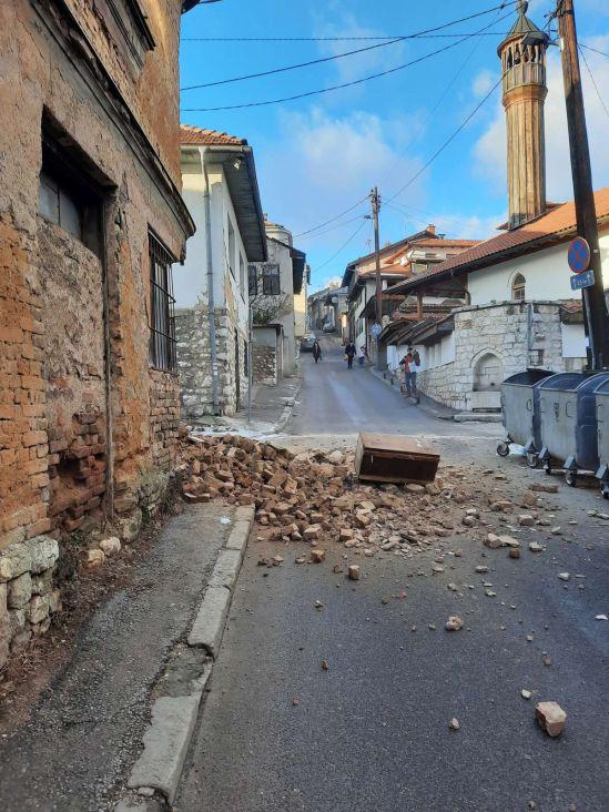 Srušio se zid stare kuće u centru Sarajeva: Namještaj završio na ulici
