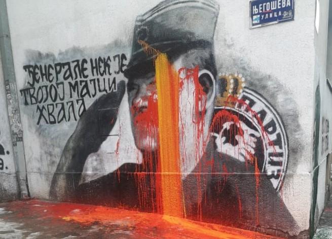 Na sramni mural ratnom zločincu Ratku Mladiću bačena farba
