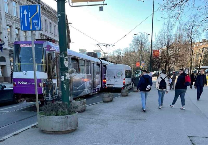 U Titovoj ulici se sudarili tramvaj i kombi