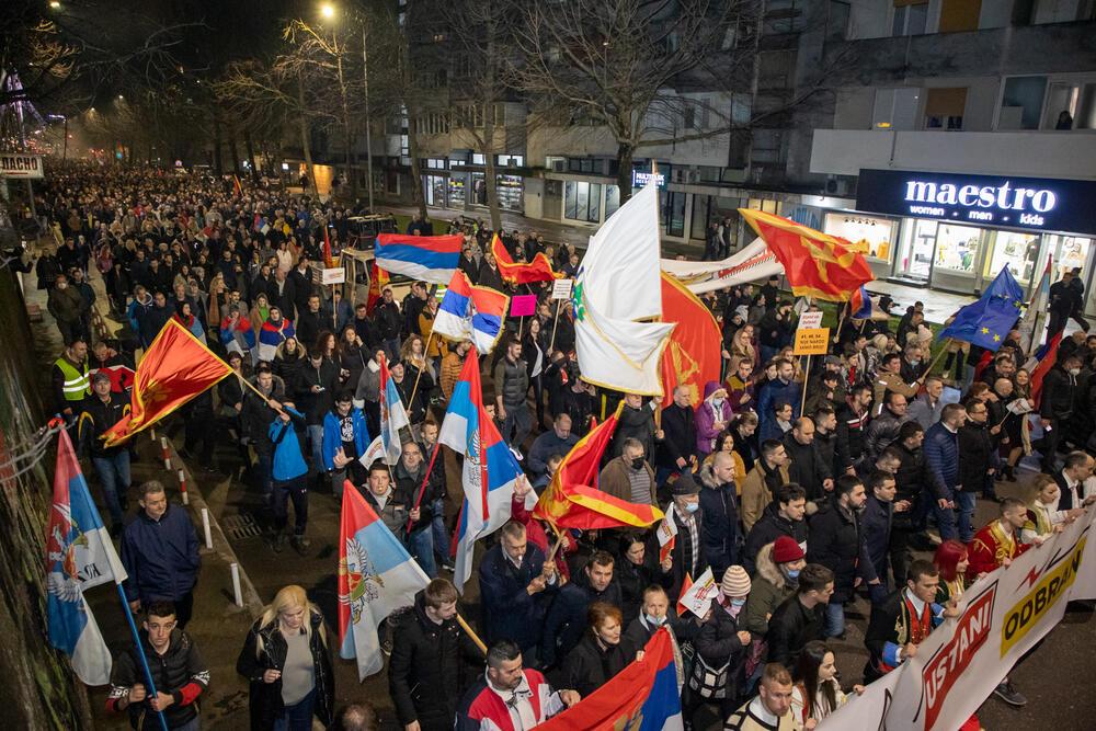 Masovni protest u Crnoj Gori zbog smjene vlasti