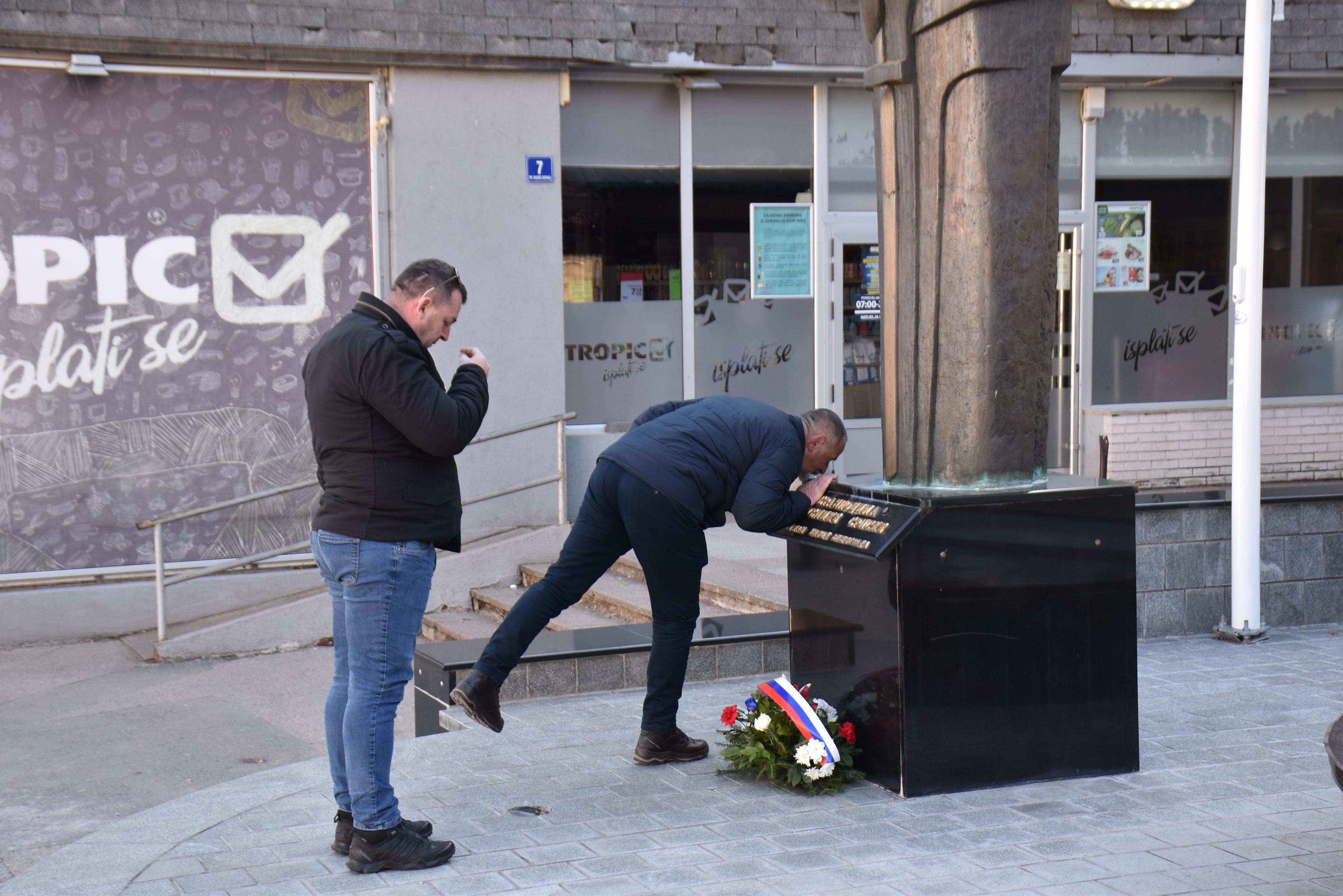 MUP RS zabranio okupljanje četnika u Višegradu, pojedini ipak došli i položili cvijeće na trgu