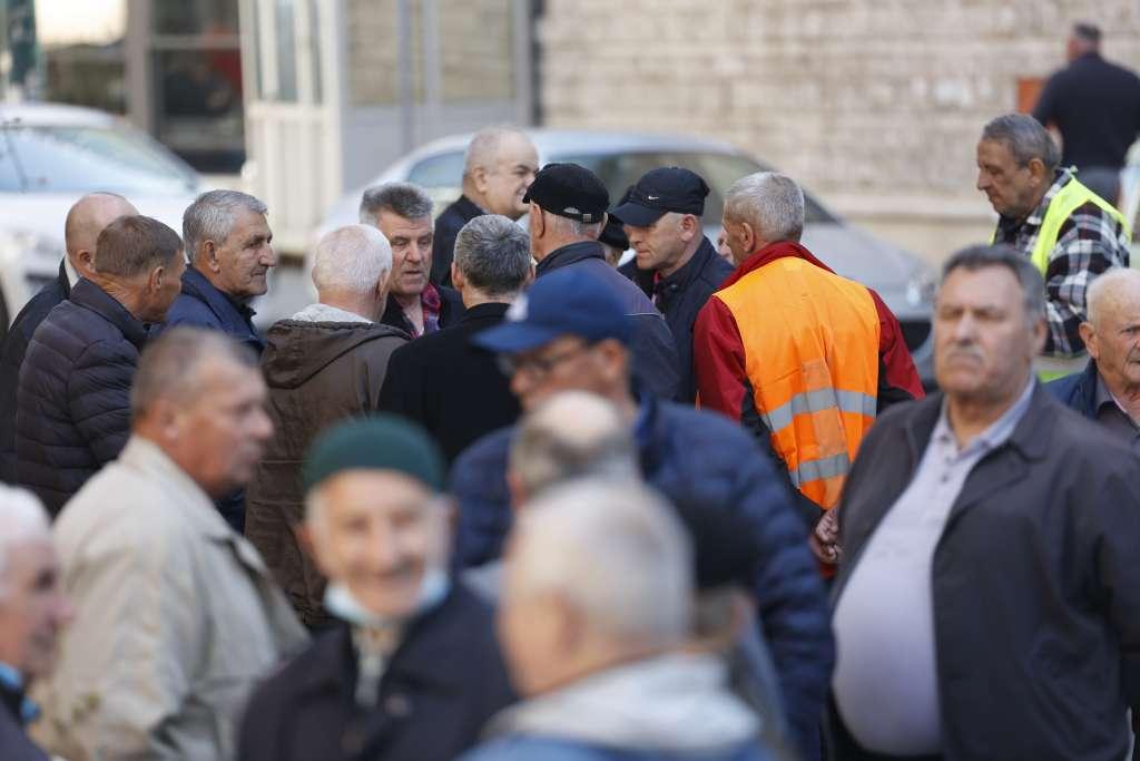Penzioneri okupljeni ispred zgrade Parlamenta - Avaz