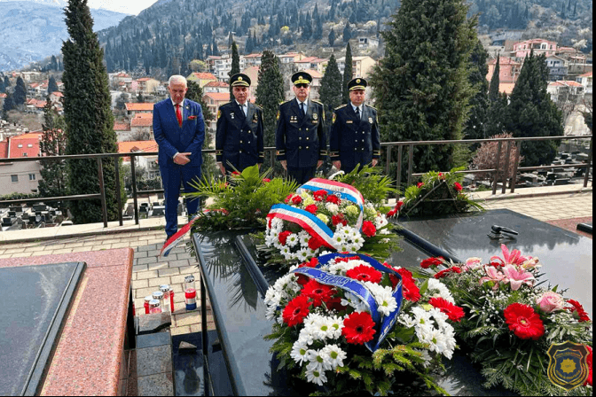 Položeni vijenci i na groblju u Mostaru - Avaz