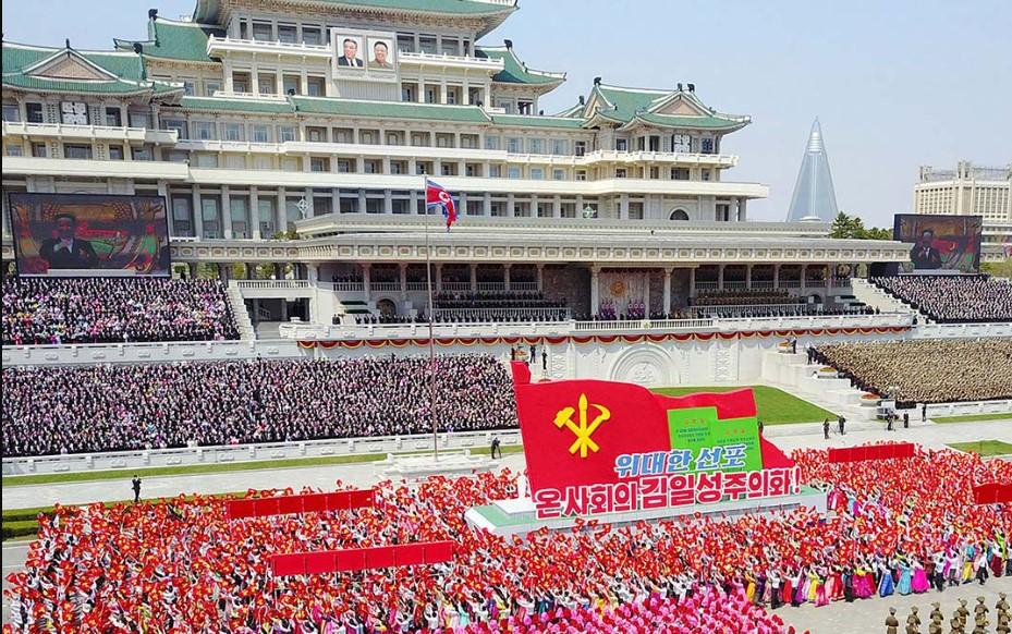 Kim Jong Un prisustvovao masovnoj paradi u Pjongjangu, mahao s balkona