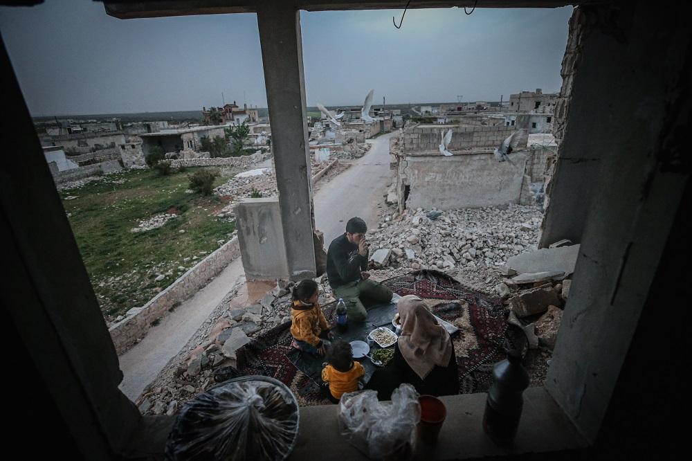 Uprkos teškim uslovima ispunjavaju ramazanske aktivnosti: Iftar na ruševnima u Siriji