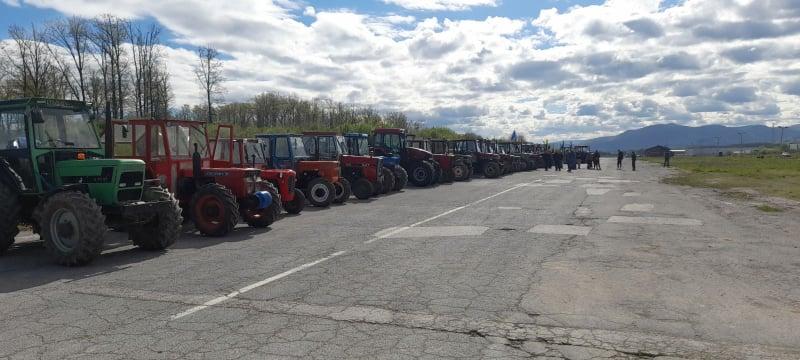 Nezadovoljni poljoprivrednici će sa traktorima doći ispred Gradske uprave - Avaz