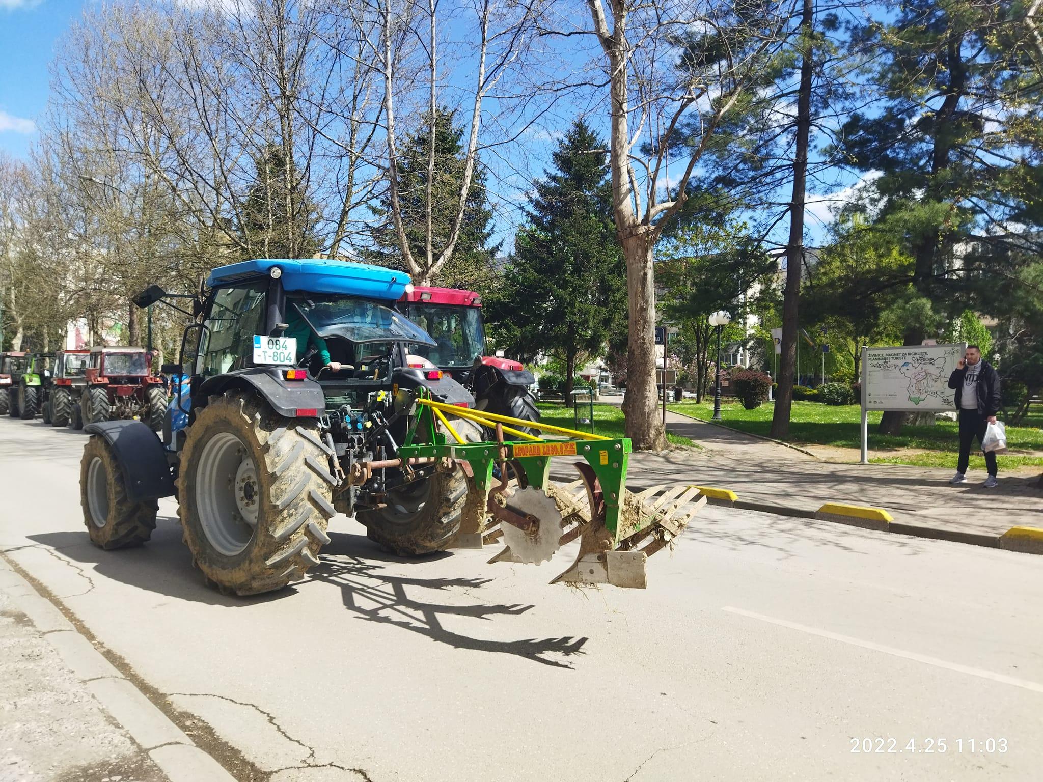 Poljoprivrednici stigli pred Gradsku upravu u Živinicama - Avaz
