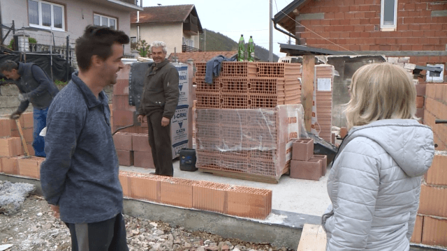 Složni mještani Pokoja u Bihaću: Udružili snage i grade novu kuću komšiji