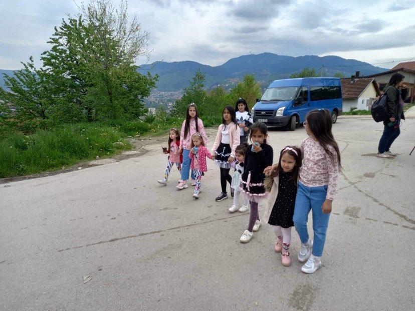 Djeca šetaju ulicom - Avaz