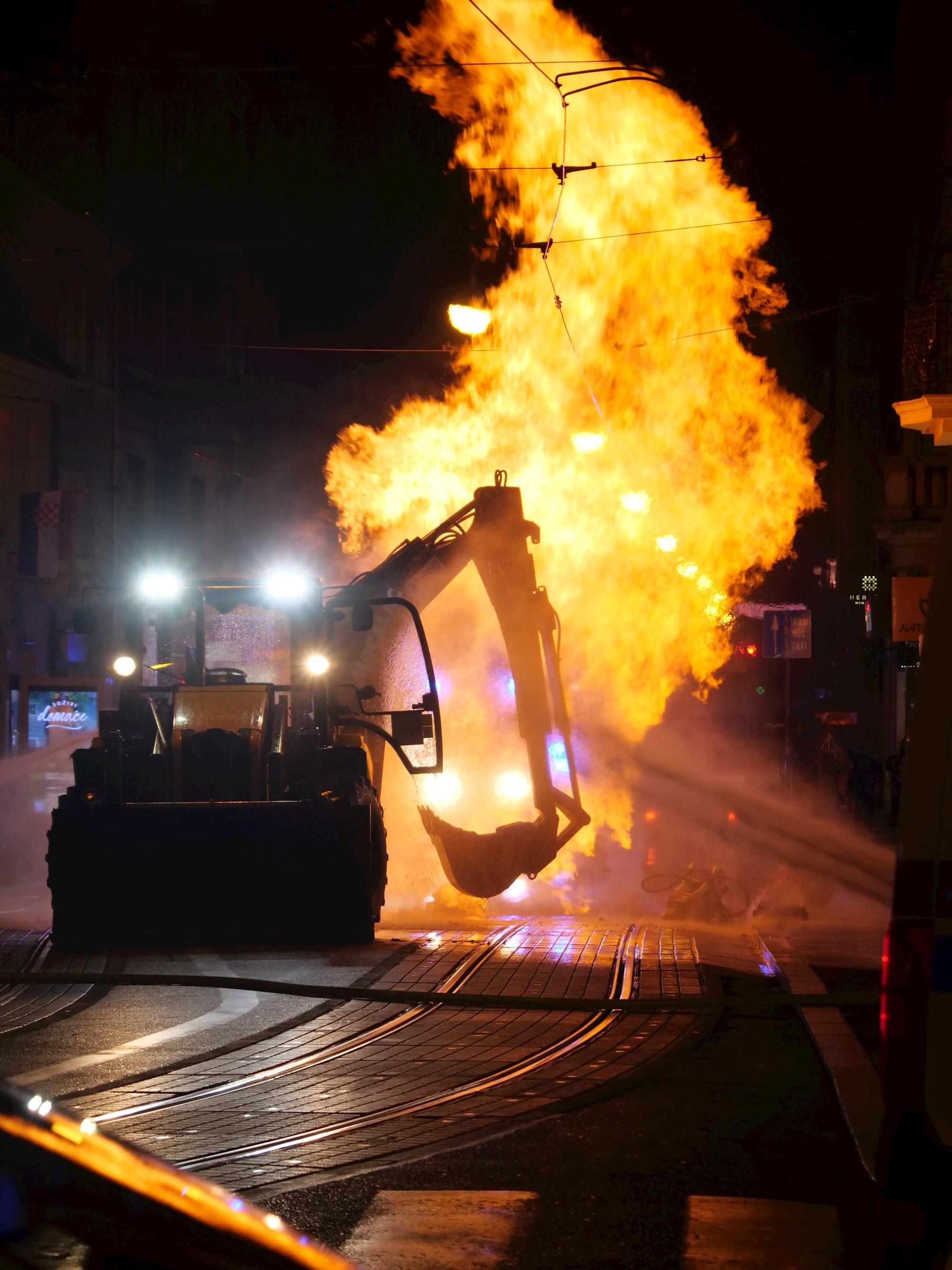 Drama u Zagrebu: Zapalio se bager u centru grada, pretpostavlja se da je pogodio plinsku cijev