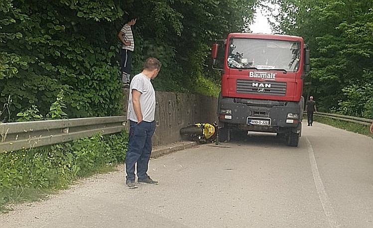 Saobraćajna nesreća kod Zavidovića: Sudarili se kamion i motocikl