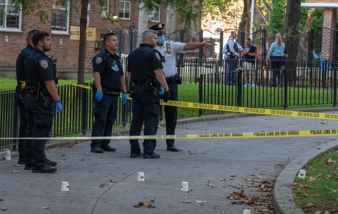 SAD: Policija ubila osobu tokom pokušaja ulaska u školu