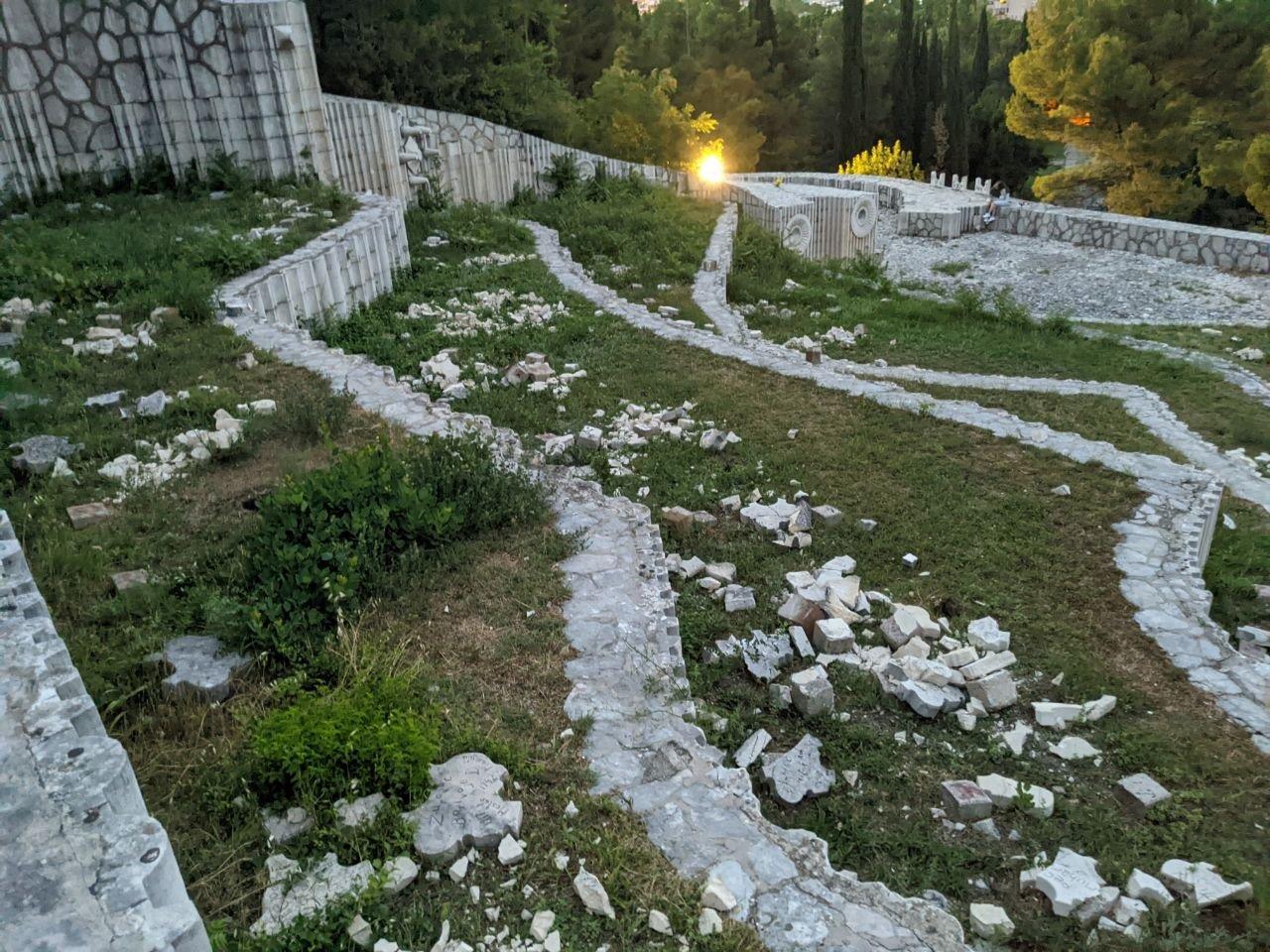Partizansko spomen-groblje: Uništeni svi "kameni cvjetovi" - Avaz