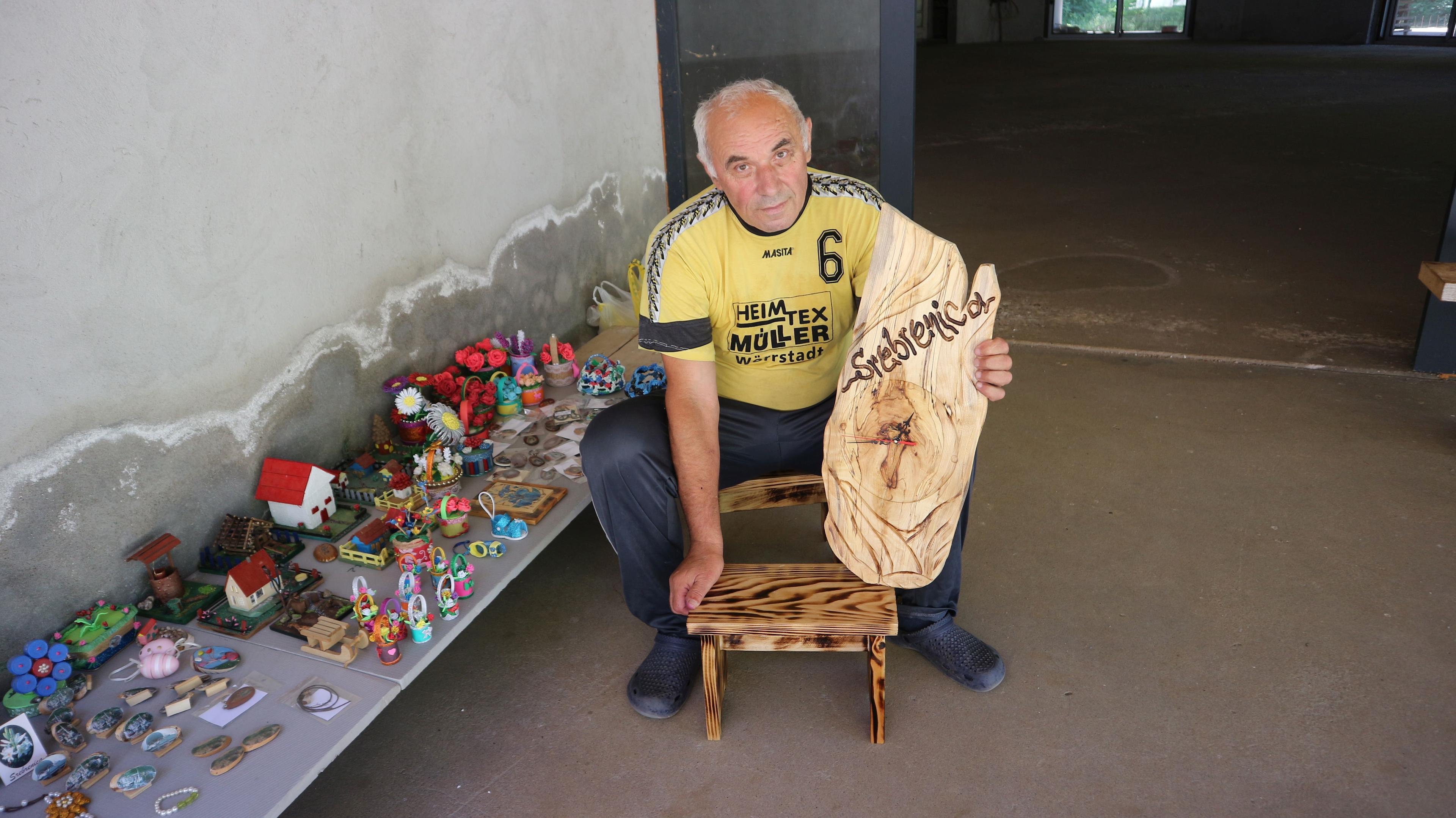 Milorad Kolović, jedini proizvođač suvenira: Od drveta stvara umjetnost