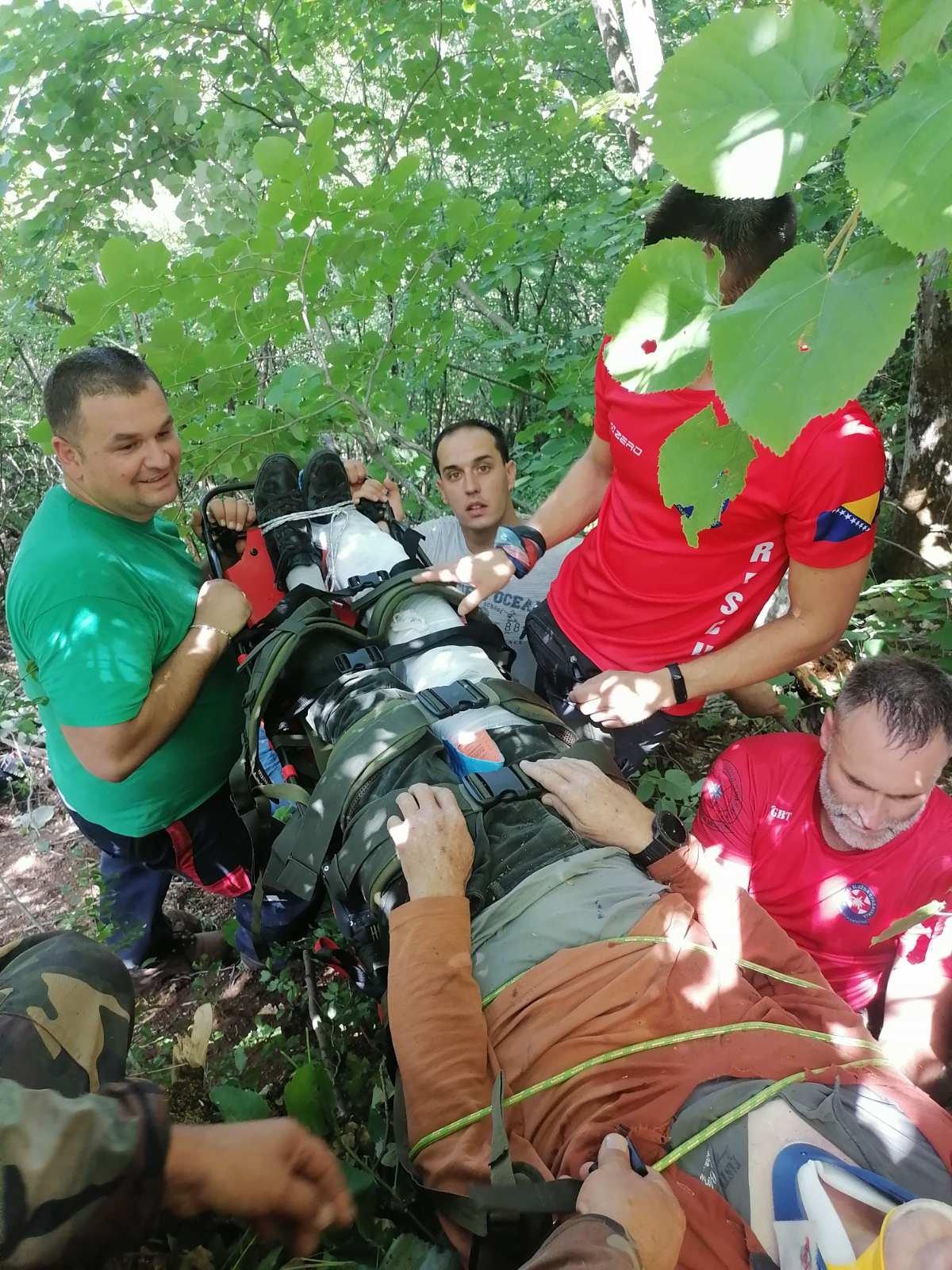 Drama na Rujištu: Muškarac pao sa stabla lipe i teško se povrijedio, uspješno ga evakuisali članovi GSS Mostar
