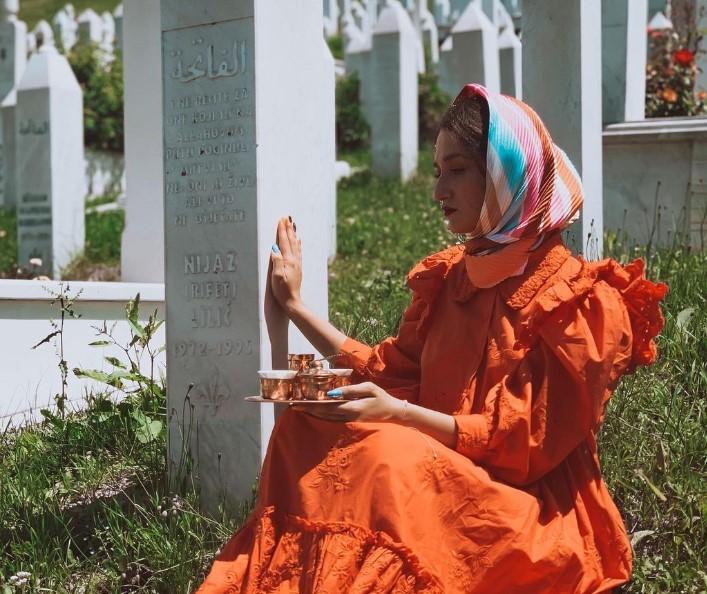 Nejra Lilić je izgubila oca u genocidu u Srebrenici: Objavila fotografiju s kahvom u ruci pored njegovog mezara...