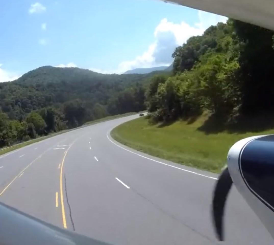 Pogledajte video: Pilot sletio na autocestu, otkazao mu motor