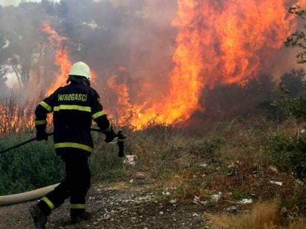 Vatrogasac piroman podmetnuo požare u Francuskoj, prijeti mu 15 godina zatvora