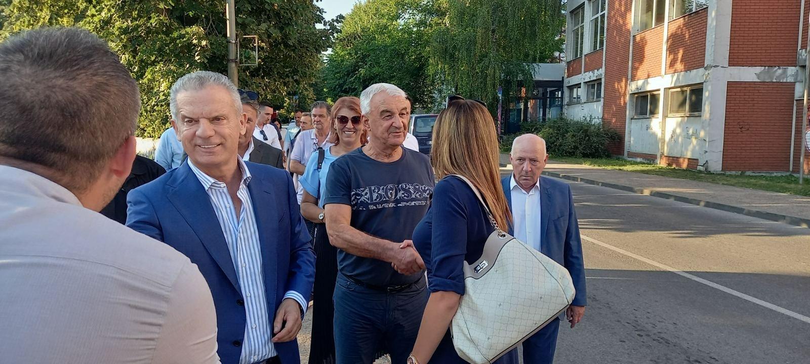 Lider SBB-a u šetnji Gračanicom pozdravljao se s građanima - Avaz