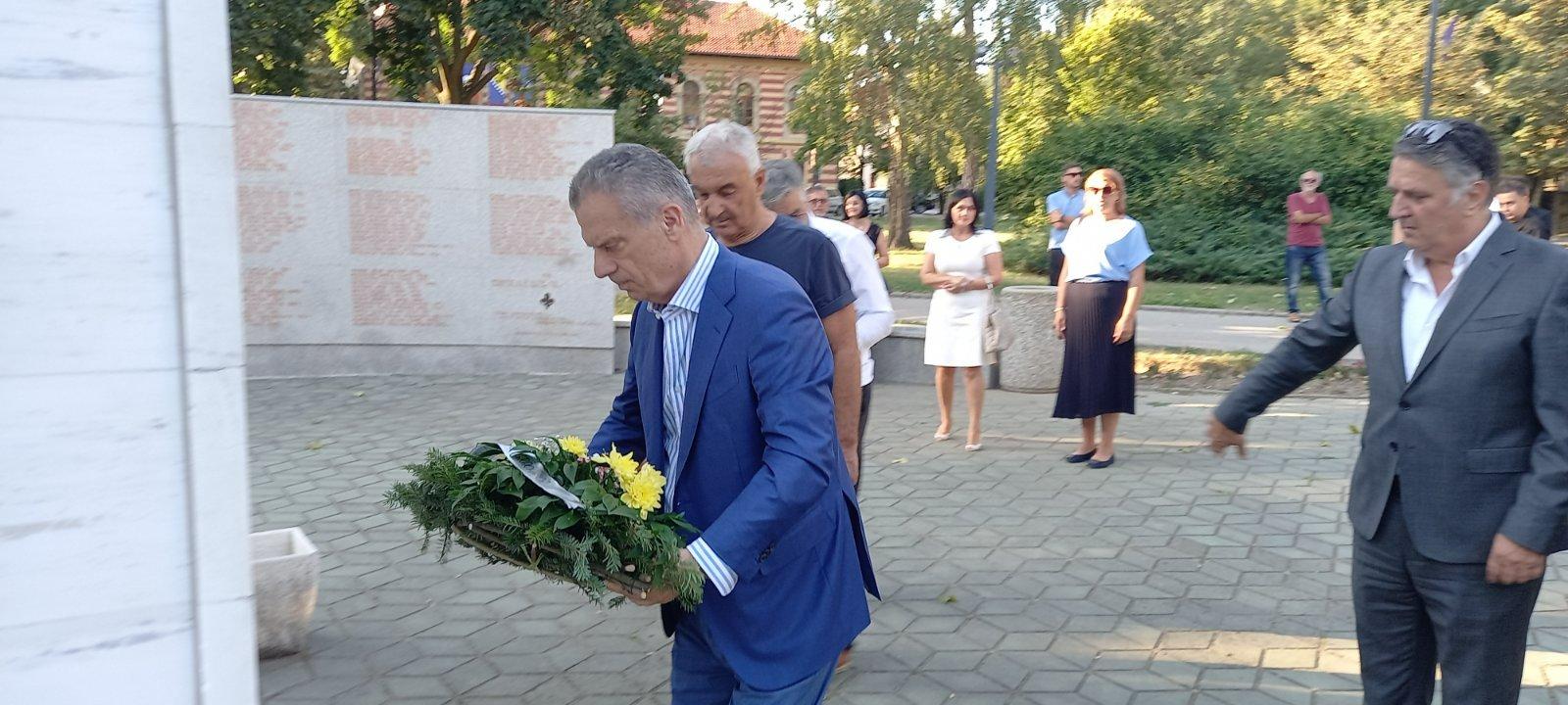 Predsjednik SBB-a Fahrudin Radončić proučio je Fatihu i položio cvijeće u znak sjećanja na šehide i poginule borce Armije RBiH na gradskom spomen-obilježju - Avaz