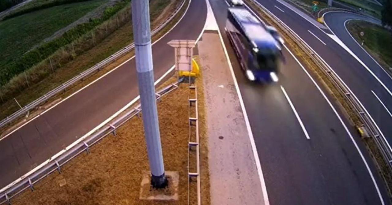 Poljski autobus sedam minuta prije stravične nesreće: Snimila ga nadzorna kamera na autocesti