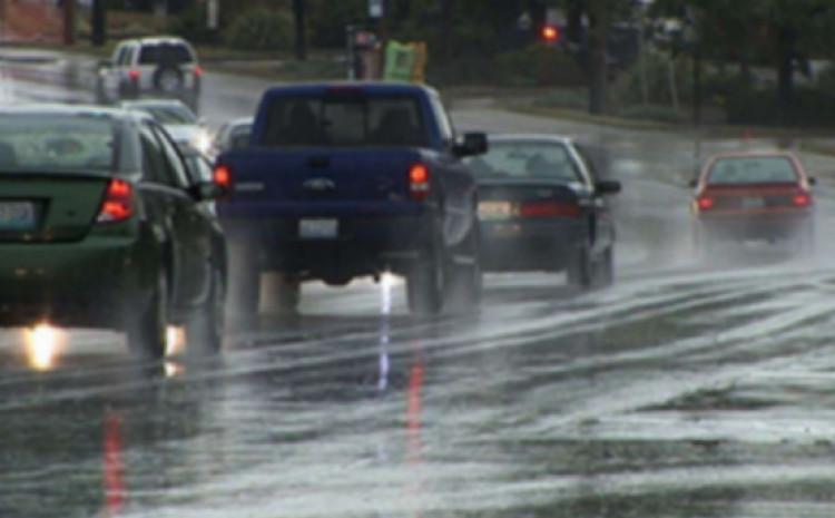 Vozači oprez: Magla i niska oblačnost smanjuju vidljivost, mogući učestali odroni