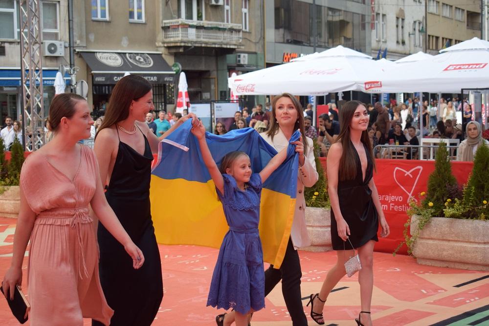 Ekipa filma "Klondike" sa ukrajinskom zastavom - Avaz