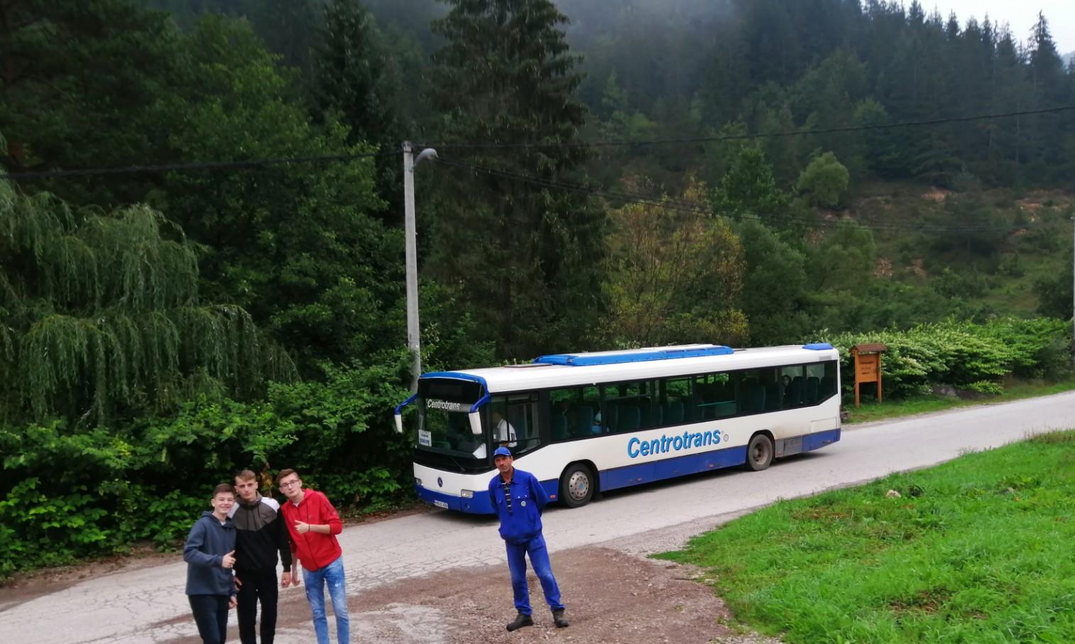 Đaci ispred autobusa - Avaz