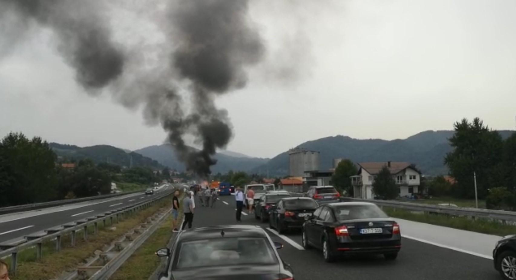 Bukti požar kod Visokog: Zapalio se kombi na autoputu, saobraćaj blokiran