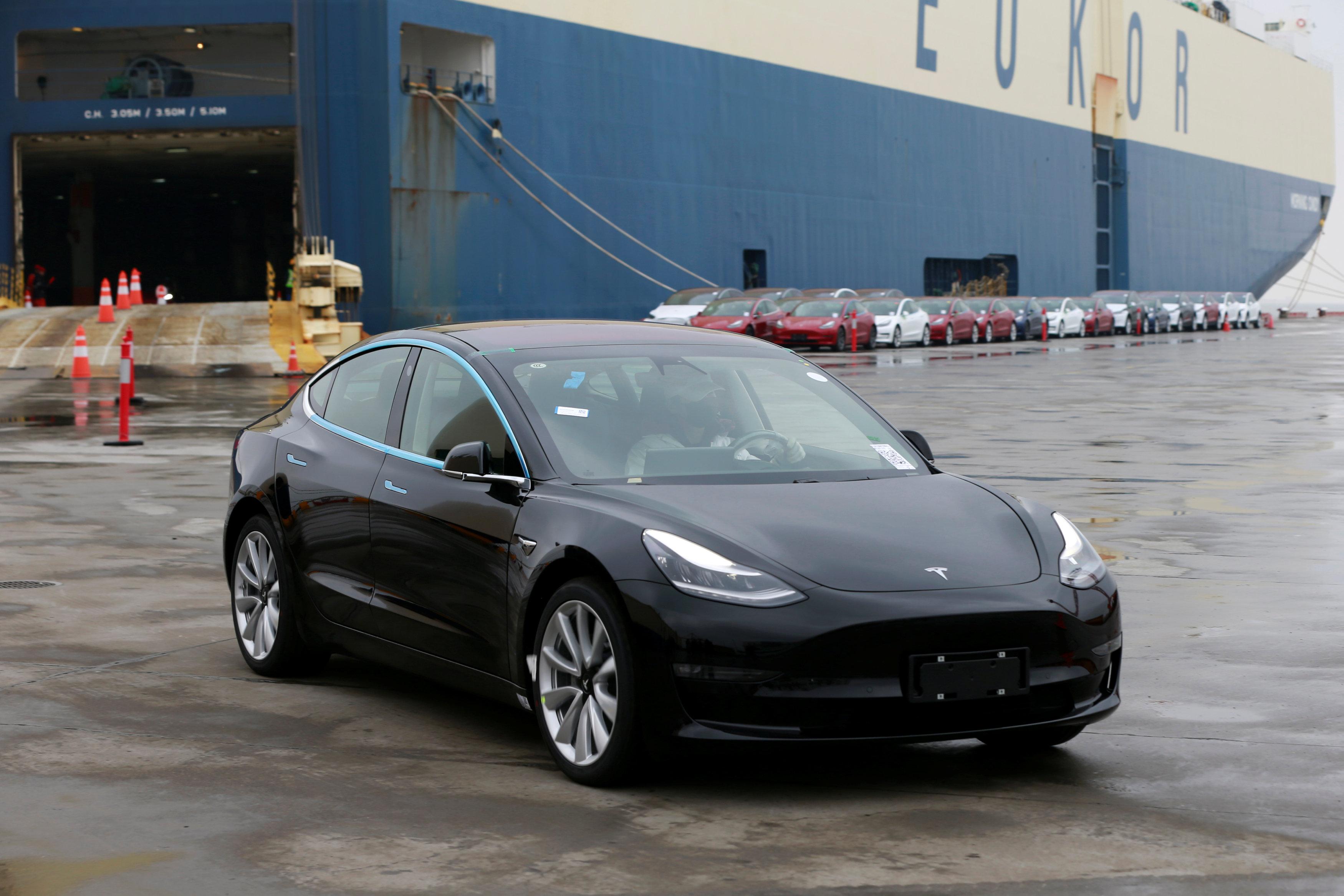 Tesla povlači 1,1 milion automobila u Ameriku