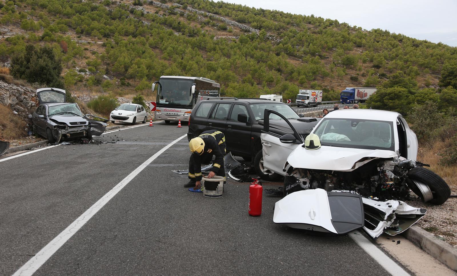 Sudar tri automobila na Jadranskoj magistrali: Jedna osoba poginula, na terenu sve hitne službe