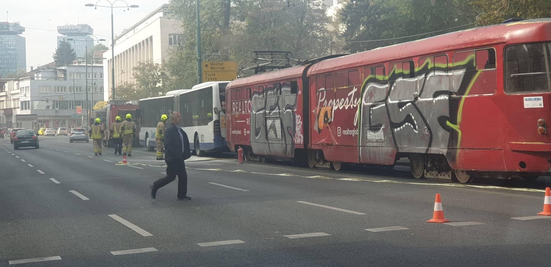 Kod zgrade Predsjedništva: Tramvaj se zakucao u autobus Centrotransa, i vatrogasci na terenu