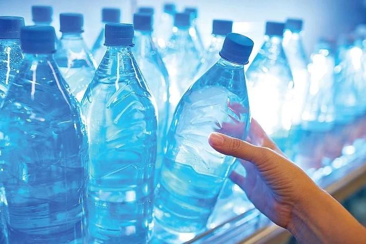 Javnost traži odgovore, a nadležni šute: Ima li u BiH opasne vode u flašama?