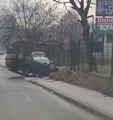 Saobraćajna nesreća u Sarajevu: Automobil se prevrnuo na krov