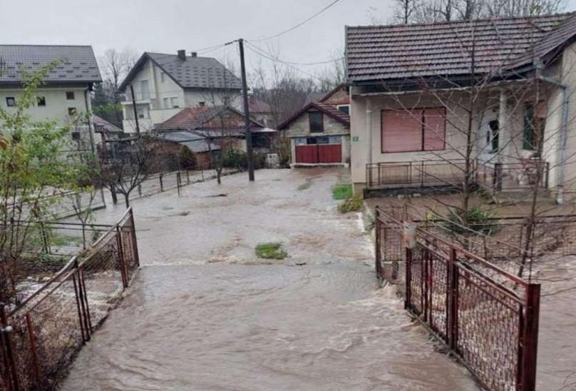 Nakon obilnih padavina poplave u Bihaću, aktivirana klizišta, porast vodostaja Une