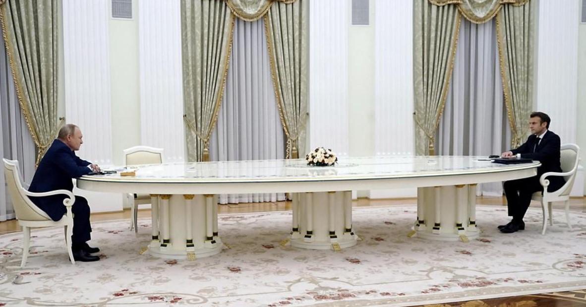 Konačno otkriveno zašto Putin koristi ovaj neobično dug sto za sastanke u četiri oka