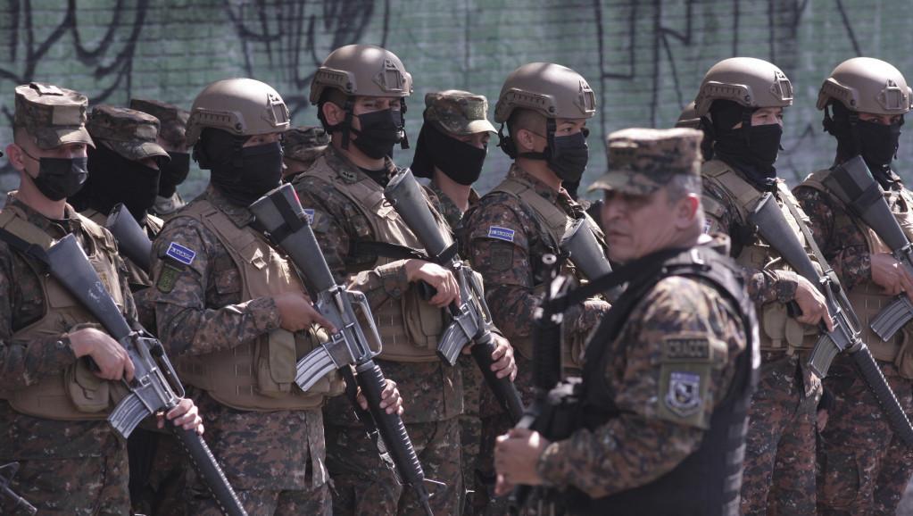 Oko 1.000 vojnika i 130 policajaca blokiralo naselje u San Salvadoru