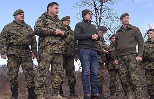 Ministar odbrane Vučević obišao pripadnike Vojske Srbije duž granice sa Kosovom