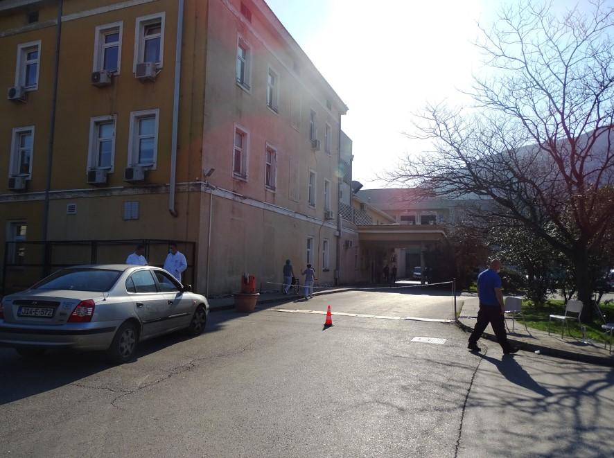 Muškarac kod Mostara BMW-om udarao vozila, s noževima u rukama prijetio građanima pa završio na Psihijatriji