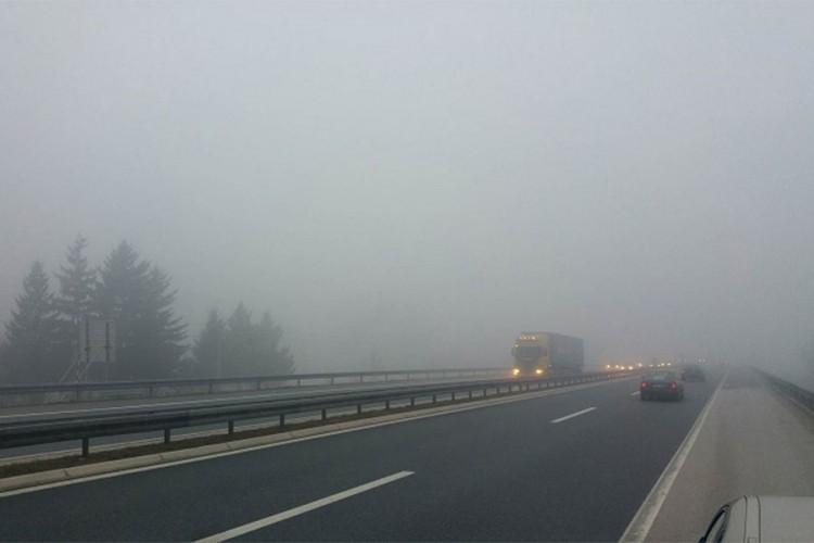 Gusta magla otežava put vozačima