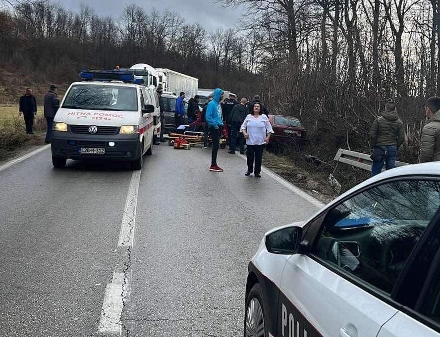 Teška nesreća u Busovači: Povrijeđeno pet osoba, policija i hitna na terenu
