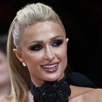 Paris Hilton brutalno ismijana zbog "kokošijeg" hoda