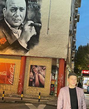 Marko Janketić ispred murala - Avaz