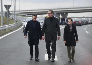 Vučić na ceremoniji otvaranja dionice autoputa: "Ukoliko želiš da budeš imućan, prvo izgradi put"