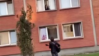 Romantika ispred studentskog doma: Djevojci pod prozorom otpjevao Čolićev hit