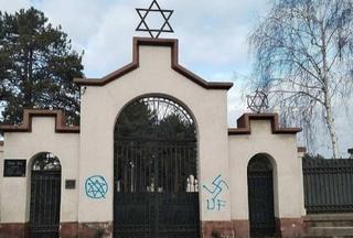 Na Jevrejskom groblju u Beogradu osvanuli kukasti križevi